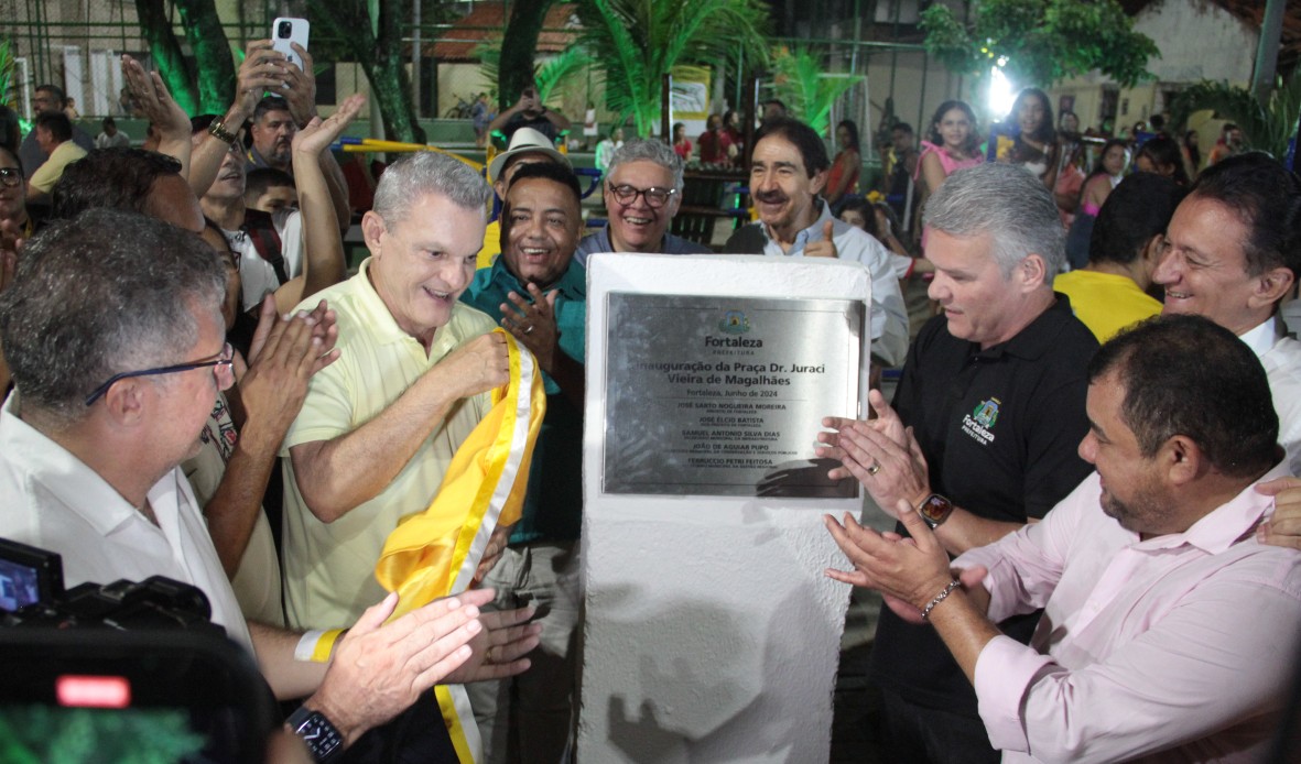 prefeito descerrando a placa da praça